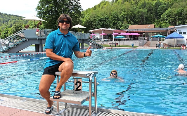 Daumen hoch: Betriebsleiter Christian ...r den Saisonstart im Schnau Freibad.   | Foto: Martin Klabund