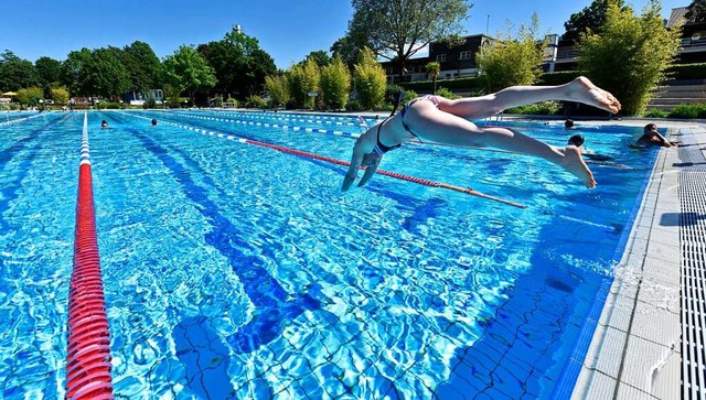 Rein ins Vergngen &#8211; und das mit...bild entstand im Freiburger Strandbad.  | Foto: Michael Bamberger