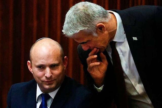 Naftali Bennett (l.) und Jair Lapid wollten Netanjahu loswerden.  | Foto: RONEN ZVULUN (AFP)