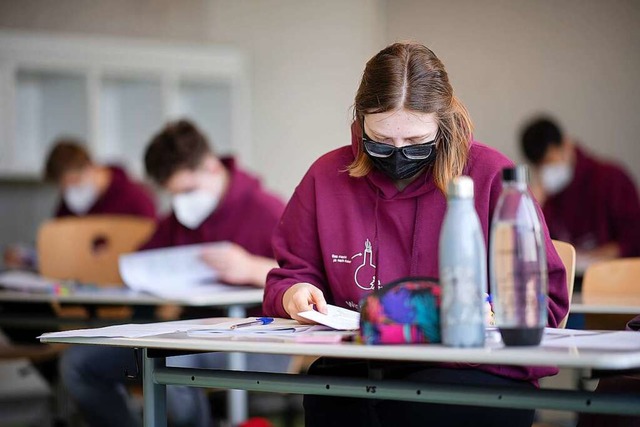 Schlerinnen und Schler bei den Abiturprfungen  | Foto: Sebastian Gollnow