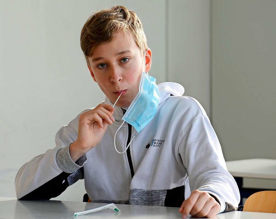 Den Lollitest gibt&#8217;s nun auch an weiterfhrenden Schulen.  | Foto: Ingo Schneider