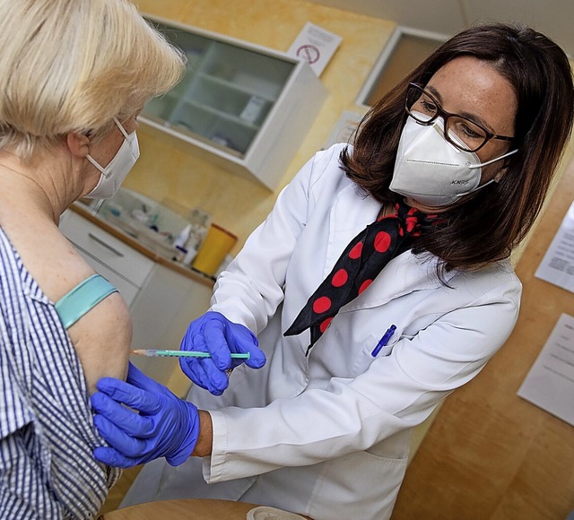 Hausrzte knnten mehr impfen, wenn sie gengend Impfstoff htten.  | Foto: Christoph Schmidt (dpa)