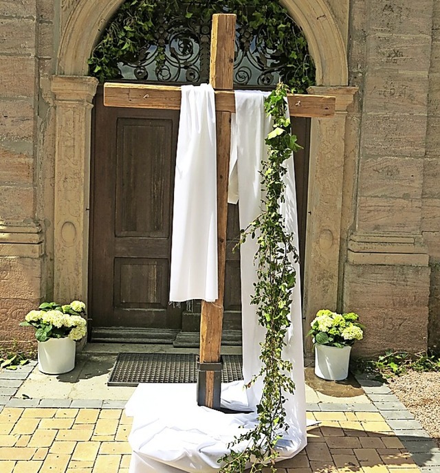 Die Bonndorferinnen Mechthilde Frey-Al...z mit Tchern sowie Blumenschmuck auf.  | Foto: Erhard Morath