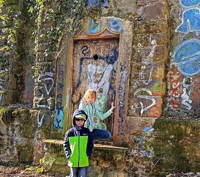 Zisch-Reporterin Celine Regenauer mit ...uder an ihrem &#8222;Lost Place&#8220;  | Foto: Sandra Regenauer