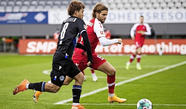 Luca Hler (r.) im Zweikampf mit Ritsu Doan von Arminia Bielefeld  | Foto: Tom Weller (dpa)