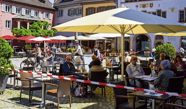 Dank Testzentrum wieder ganz ordentlich Betrieb: Marktplatz in Staufen  | Foto: Gabriele Hennicke