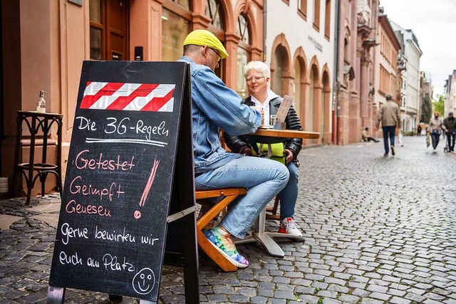 Wer aktuell das gastronomische Angebot...ht unter anderem einen negativen test.  | Foto: Frank Rumpenhorst (dpa)