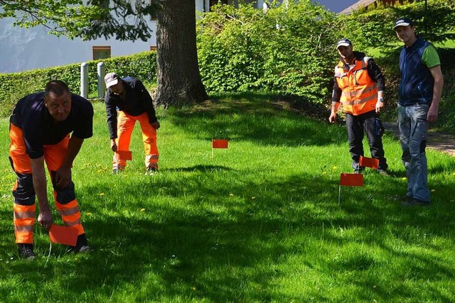 Bauhofleiter Siegfried Opfer (links) u...lten Kurpark in Todtmoos zu markieren.  | Foto: Christiane Sahli