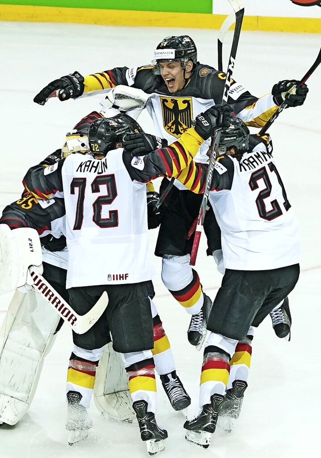 Jubeltraube nach dem Sieg ber die Schweiz im WM-Viertelfinale  | Foto: Roman Koksarov (dpa)