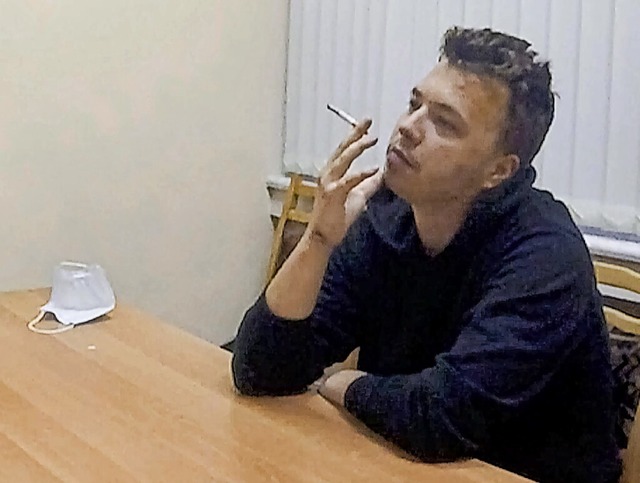 Das vom belarussischen ONT-Kanal zur V...Tisch sitzt und eine Zigarette raucht.  | Foto: Uncredited (dpa)