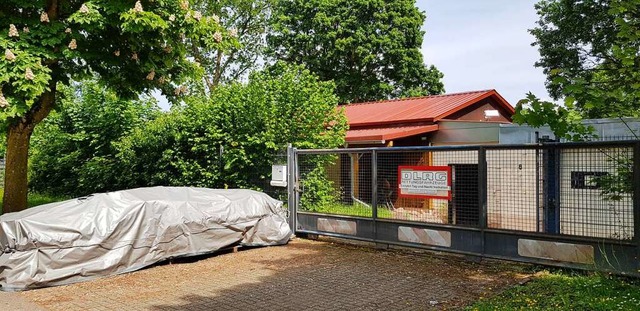 Das neue Dach des DLRG-Heims in Emmend...um Abtransport gelagert und abgedeckt.  | Foto: Gerhard Walser