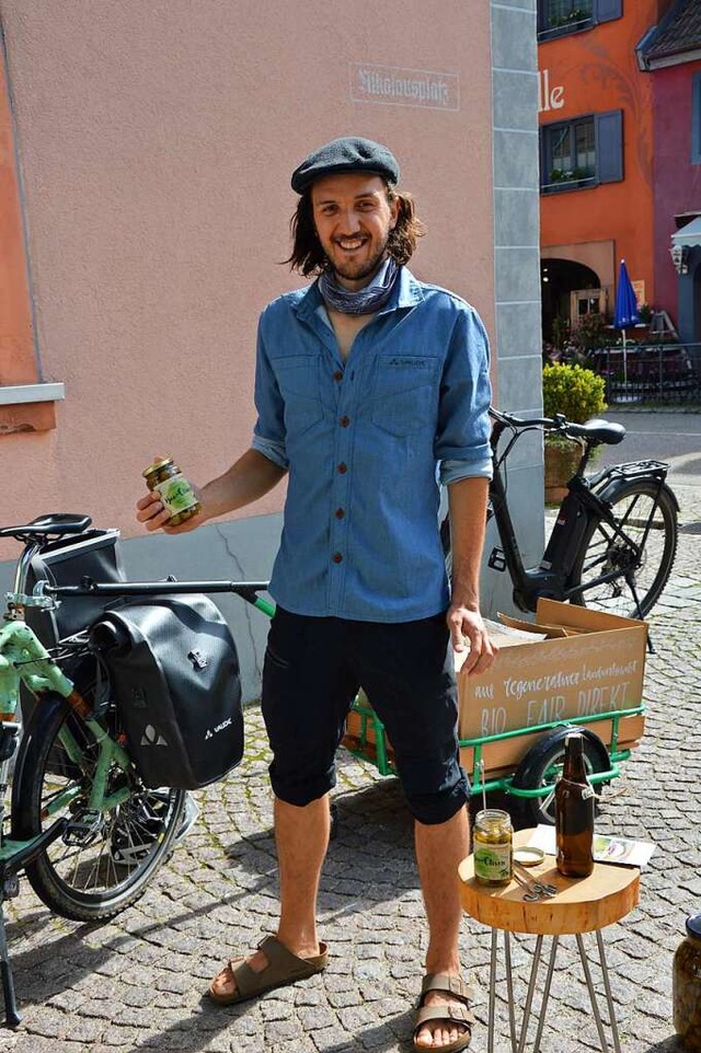 Sebastian Gutmann aus Prechtal steht  ...hm sein selbstgebautes Bambusfahrrad.   | Foto: Tobias Winterhalter