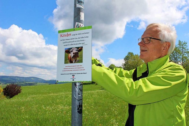 Rainer Hauenschild beim Anbringen eine...gweiser beim Muckenweiher in St. Peter  | Foto: Erich Krieger