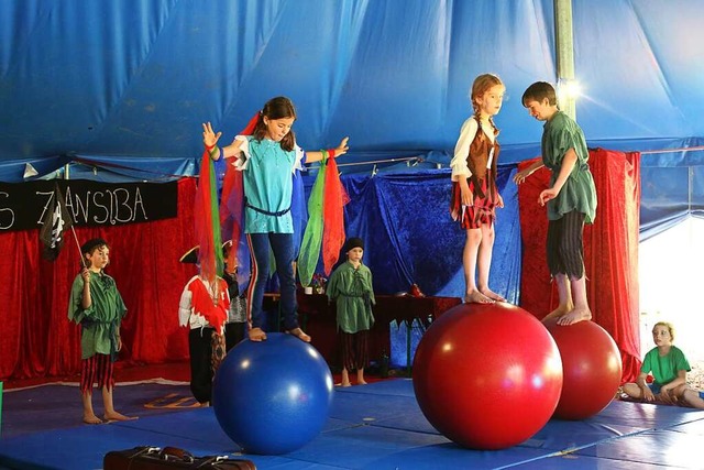 Im Zirkus Kaltebastra zeigten die Kind...et in eine selbst erdachte Geschichte.  | Foto: Katharina Bartsch
