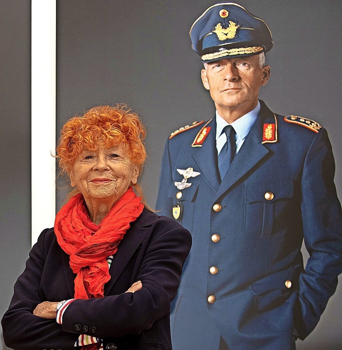 Selbstbewusst: Herlinde Koelbl vor dem Porträt eines Generals.  | Foto: Wolfgang Scheu