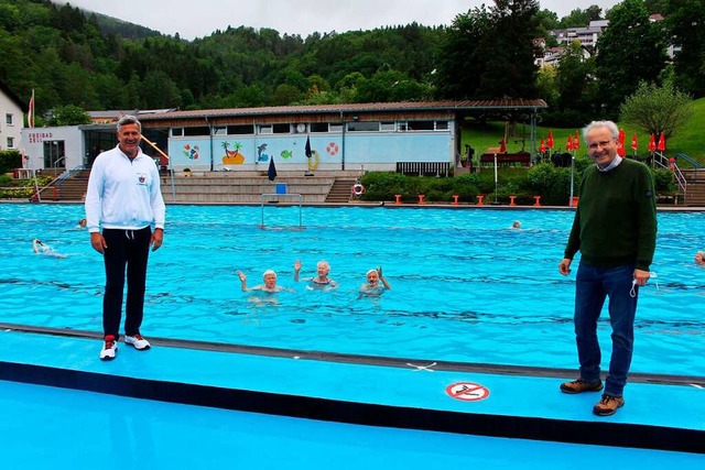 Swimming in the Rain: Hartgesottene Ze...(links) und Brgermeister Peter Palme.  | Foto: Martin Klabund