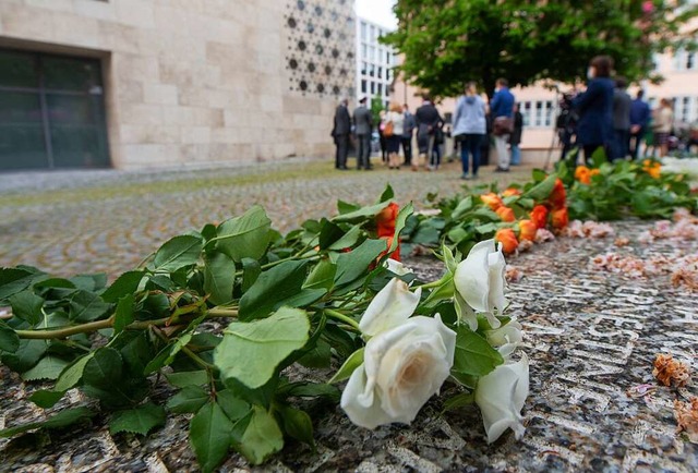 Blumen an der Ulmer Synagoge erinnern an den Brandanschlag vom Samstag.  | Foto: Stefan Puchner