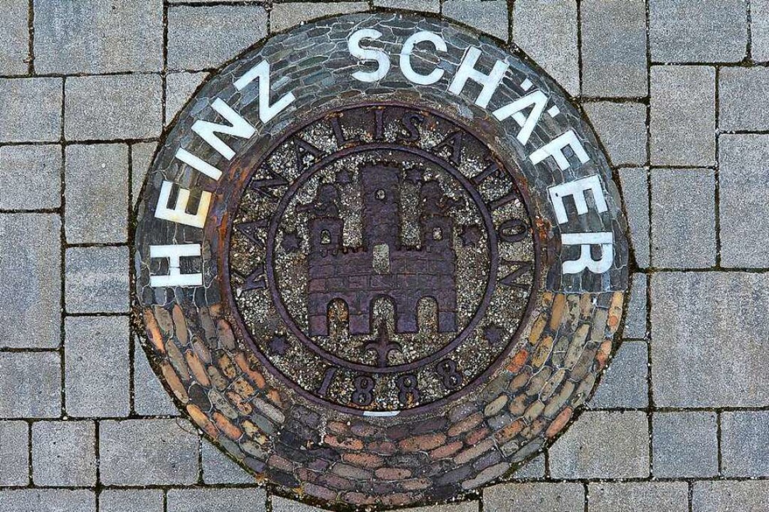 Der historische Kanaldeckel vor der Robert-Koch-Strae 22  | Foto: Ingo Schneider