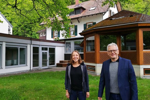 Beate Rosenzweig und Ulrich Eith im Garten des Studienhauses Wiesneck  | Foto: Elke Kamprad