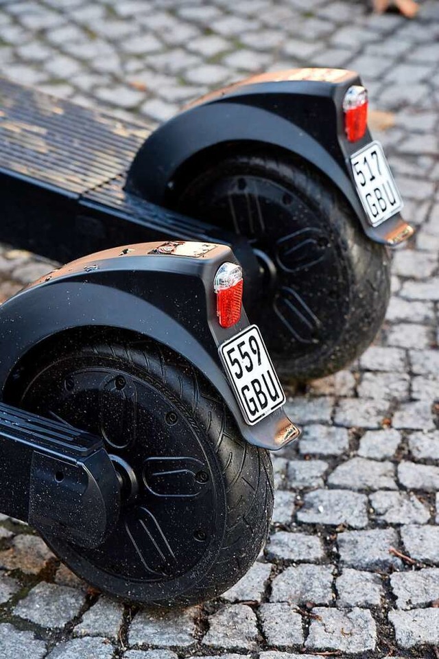 E-Scooter brauchen ein Versicherungskennzeichen hnlich dem von  Mofas.  | Foto: Thomas Kunz