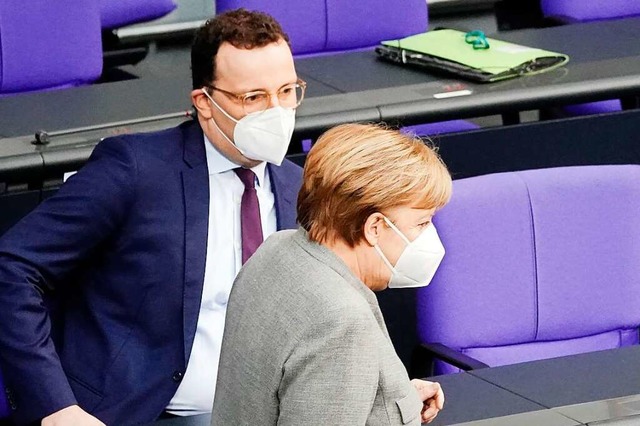 Jens Spahn und Angela Merkel im Bundestag (Archivbild)  | Foto: Michael Kappeler (dpa)