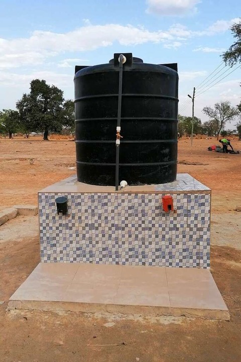 Einer der  neuen Brunnen, der die Menschen  in Natugnia nun mit Wasser versorgt.  | Foto: Ali James Griesbaum