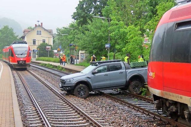 Pick-up landet auf den Gleisen – Züge können noch rechtzeitig halten