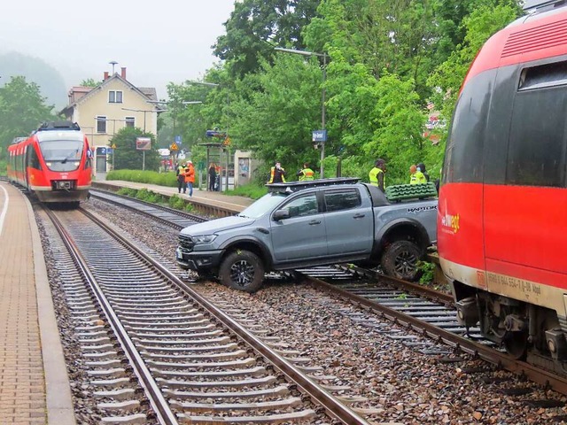 Bei einem Unfall auf der B34 bei Wehr ...trae ab und landete auf den Gleisen.   | Foto: Gerd Leutenecker