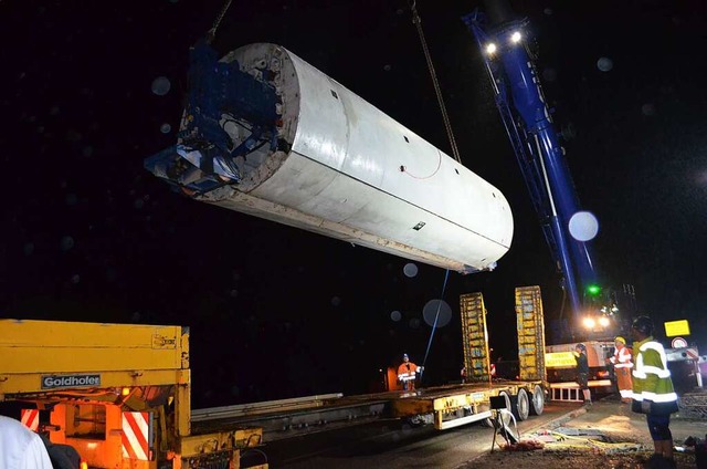 Drauen vor dem Rettungsstollen Ost wu...ns auf dem langen Tieflader abgelegt.   | Foto: Nikolaus Bayer