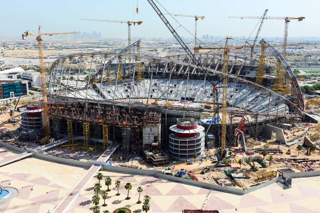 Bau des Khalifa International Stadiums... hier eine Aufnahme aus dem Jahr 2016.  | Foto: JOERG BOETHLING