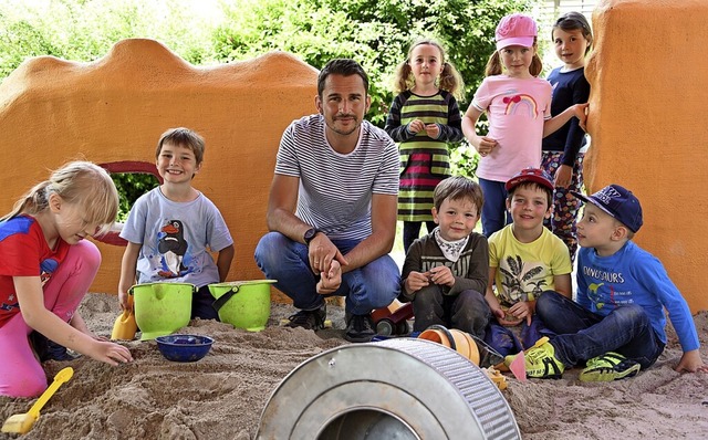 Bjrn Bauer, der neue Frbelchef,  will bei den Kindern am Ball bleiben.  | Foto: Robert Bergmann