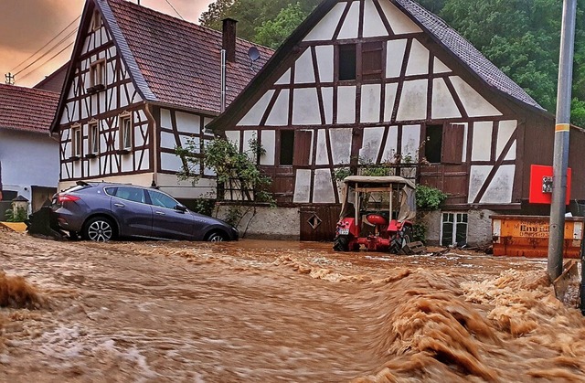 Land unter: Diese Strae in Rheinland-Pfalz war am Samstag berflutet.  | Foto: Sebastian Schmitt (dpa)