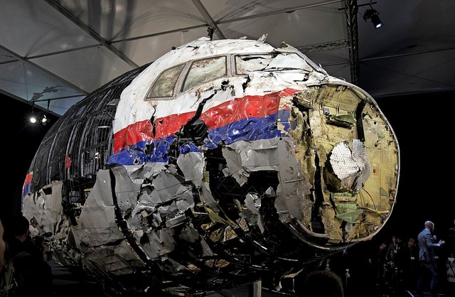 Die aus den Trmmern wieder zusammengesetzte Boeing von Flug MH17  | Foto: Peter Dejong (dpa)