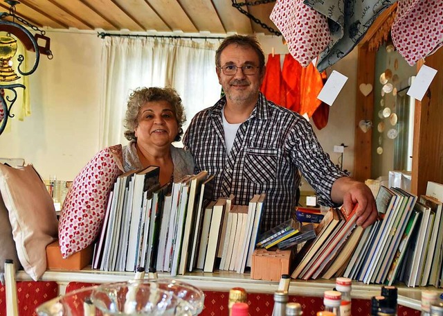 Elena und Joachim Busam  sagen Adieu. ...ations-und Erinnerungsstcke verkauft.  | Foto: Barbara Puppe