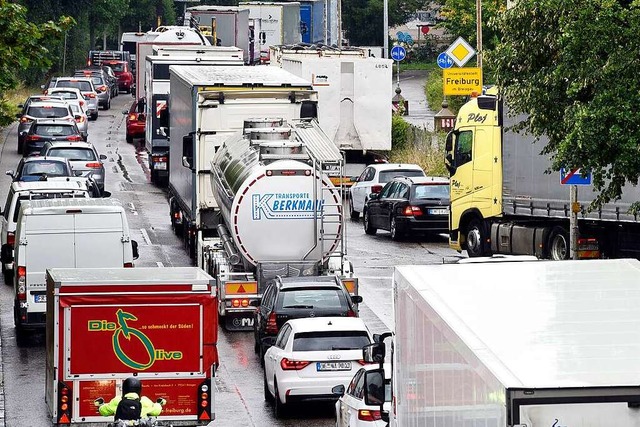 Unbeliebte Manahmen wie Tempo 30 auf ... die Umweltzone haben Wirkung gezeigt.  | Foto: Thomas Kunz