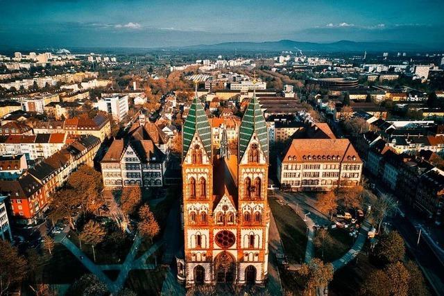 Ein Drohnenfoto von der Herz-Jesu-Kirche am Sthlinger Kirchplatz