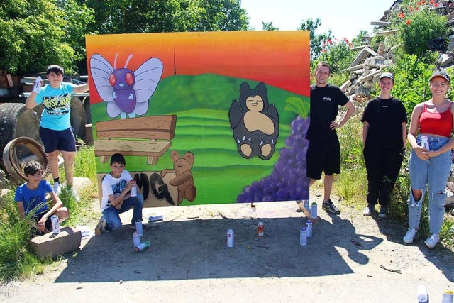 Die Jugendlichen mit Graffitiknstler Evan Mocnik &#8222;Pale&#8220;  | Foto: Horst David
