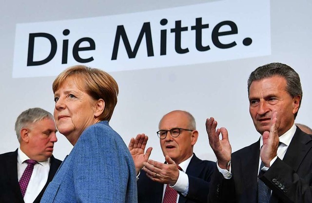Angela Merkel mit ihren CDU-Parteifreunden Kauder und Oettinger.  | Foto: Boris Roessler