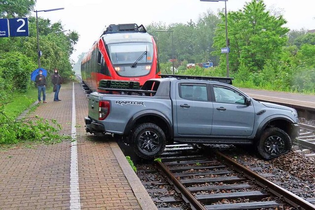 Gerade noch rechtzeitig konnte die Reg...n vor dem Ford Pick-up halten halten.   | Foto: Gerd Leutenecker