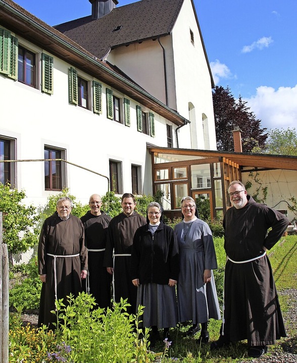 Die Klostergemeinschaft Stühlingen: di...ich und  Sonja Hipp und  Harald Weber.  | Foto: Yvonne Würth
