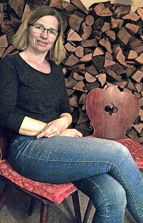 Denise Born  plant im Keller der &#822... Holzscheite an der Wand aufgestapelt.  | Foto: Annemarie Rösch