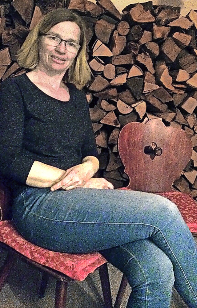 Denise Born  plant im Keller der &#822... Holzscheite an der Wand aufgestapelt.  | Foto: Annemarie Rsch