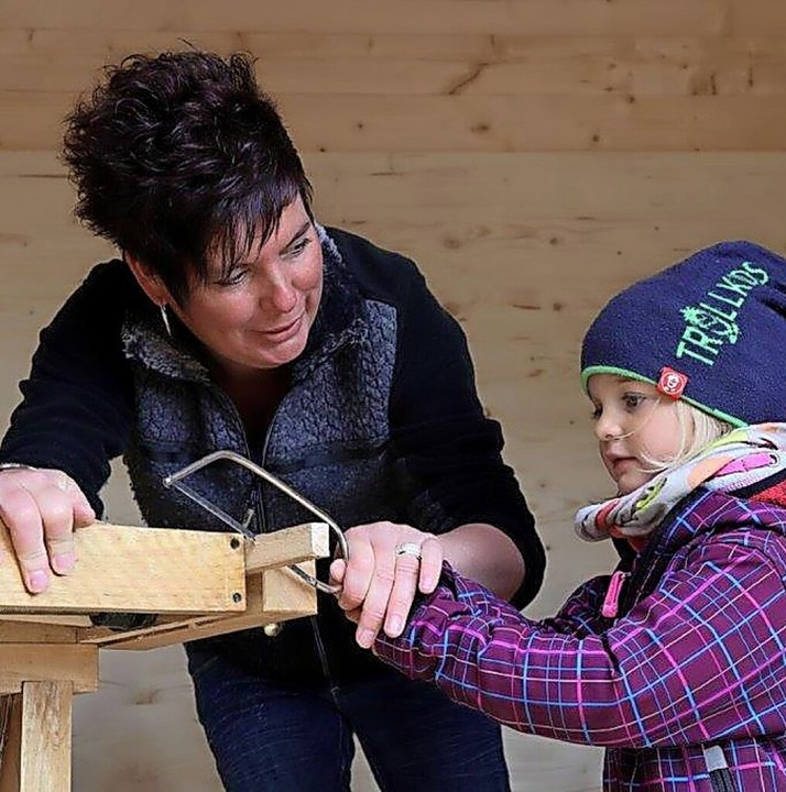 Gleich ausprobiert: Bianca Fischer und...chen üben den Umgang mit der Holzsäge.  | Foto: Roswitha Beer