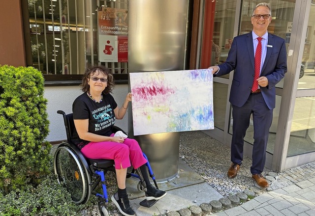 Matthias Hirschbolz und Kerstin Schtzle mit einem ihrer Werke.  | Foto: Sparkasse