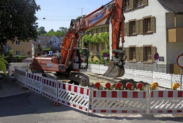 In Nordweil wird fr mehr Hochwassersc...gebaggert, verbunden mit Sperrungen.    | Foto: Reiner Merz