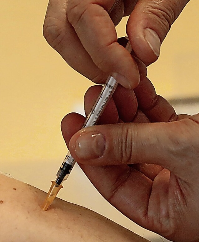Die  Corona-Impfkampagne wird  inzwisc...ausrzten und Betrieben vorangebracht.  | Foto: Bernd Wstneck