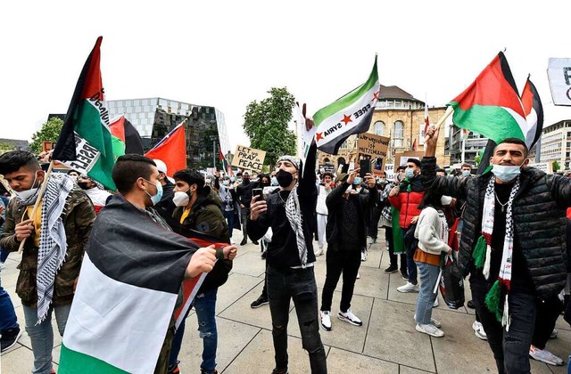 Auf der Demonstration von &#8222;Pals... auch antisemitische Schilder gezeigt.  | Foto: Thomas Kunz