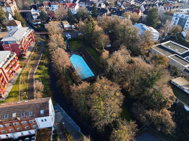 Der Blick von oben auf das Aktienbad. ...die neuen Wohnhuser entstehen sollen.  | Foto: Privat