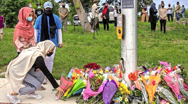 Trauernde legen Blumen am Tatort ab.  | Foto: Brett Gundlock (dpa)