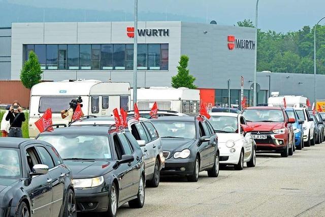 Mit einem Autokorso durch Freiburg verlieh die IG Metall ihren Forderungen Nachdruck